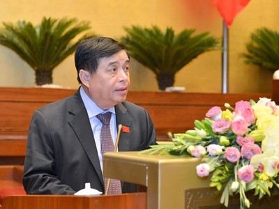 Bộ trưởng Bộ Kế hoạch và Kl99ok phiên bản mới Nguyễn Chí Dũng trình bày báo cáo thuyết minh về Hiệp định EVIPA