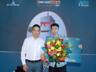 Ông Nguyễn Văn Văn, Tổng giám đốc Công ty Bất đông sản Duyên Hải trao giải đặc biệt cho khách hàng
