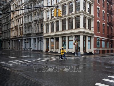 Các cửa hàng bán lẻ đóng cửa do dịch COVID-19 tại New York, Mỹ ngày 8/5/2020. Ảnh: THX/TTXVN