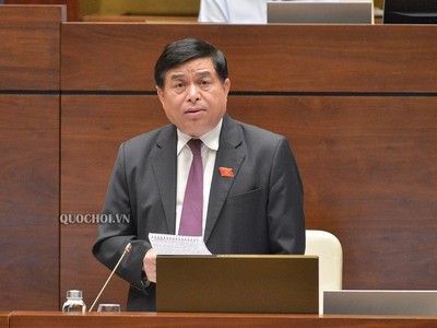 Bộ trưởng Bộ Kế hoạch và Kl99ok phiên bản mới Nguyễn Chí Dũng giải trình ý kiến đại biểu.
