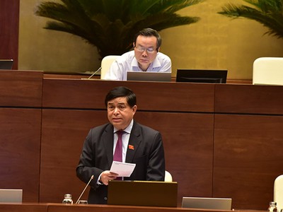 Bộ trưởng Bộ Kế hoạch và Kl99ok phiên bản mới Nguyễn Chí Dũng giải trình ý kiến đại biểu - Ảnh QK.