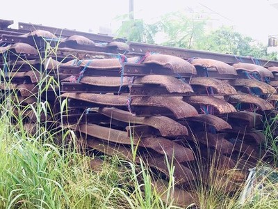 Đường ray ở Trạm Vật tư bị 99Kl.app khuyến mãi hot Dĩ An bị tháo dỡ, nhưng không được phục hồi, nằm chất đống 5 năm qua.