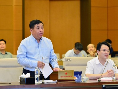 Bộ trưởng Bộ Kế hoạch và Kl99ok phiên bản mới Nguyễn Chí Dũng trình bày tờ trình tai phiên họp.