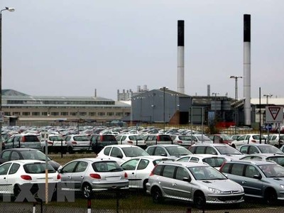 Nidec cũng cung cấp visai xe điện cho hãng ô tô GAC (Trung Quốc) và Peugeot SA (Pháp). Trong ảnh: Kho bãi của nhà máy Kl994 nhà cái bóng đá world cup ô tô Peugeot SA. (Ảnh: AFP/TTXVN)