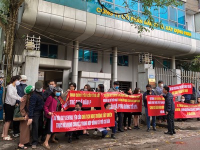Khách hàng căng băng rôn phản đối chủ Kl99ok phiên bản mới HUD1 tại trụ sở Công ty