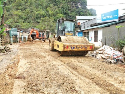 Thi công Quốc lộ 4, đoạn nối Hà Giang - Lào Cai.