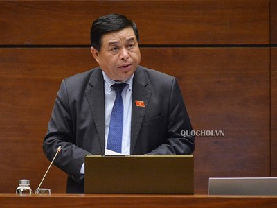 Bộ trưởng Bộ Kế hoạch và Kl99ok phiên bản mới Nguyễn Chí Dũng phát biểu tại phiên họp chiều 15/6 của Quốc hội. 