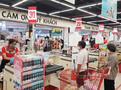 Khi tổng thu nhập giảm, thì chi tiêu của các hộ gia đình khó có thể tăng. Ảnh: Đức Thanh