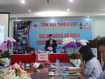 Ông Nguyễn Thanh Nghĩa, Chủ tịch HĐQT Đại Thiên Lộc trao đổi tại ĐHCĐ.
