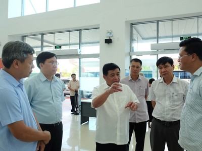 Bộ trưởng Nguyễn Chí Dũng cùng đoàn công tác Bộ Kế hoạch và Kl99ok phiên bản mới thăm Sân bay Chu Lai