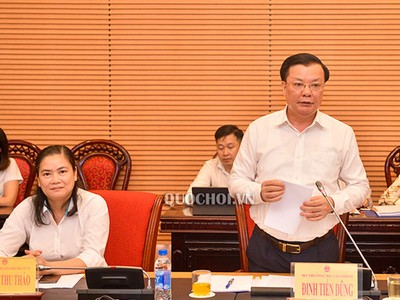  Bộ trưởng Bộ Kl991.com nạp rút nhanh Đinh Tiến Dũng trình bày tờ trình tại phiên họp. 