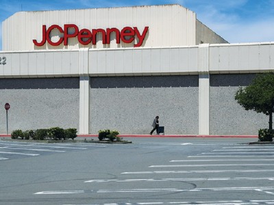 Đóng cửa vĩnh viễn 152 cửa hàng, sa thải 1.000 nhân viên do dịch Covid-19, nhưng J.C. Penney vẫn duyệt chi thưởng gần 10 triệu USD cho các giám đốc cấp cao, trong đó có CEO Jill Soltau. Ảnh: AFP