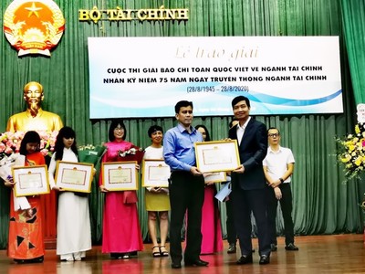 Ông Trần Duy Trinh, Trưởng ban Ban Kl99ok phiên bản mới, đại diện Báo Kl99ok phiên bản mới nhận Bằng khen của Bộ Kl991.com nạp rút nhanh.