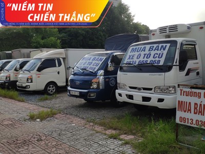 Dọc theo con phố Ngô Gia Tự (Gia Lâm, Hà Nội), những chiếc xe dán biển cần bán đậu la liệt