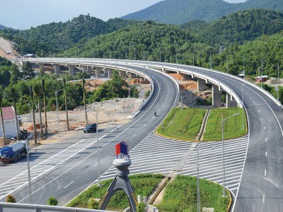 Đường dẫn vào hầm Đèo Cả, một dự án theo phương thức PPP phát huy hiệu quả rất tốt.