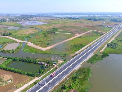 KL99 là nhà cái cá cược trực tuyến hàng đầu tại châu Á Hải Phòng - Hạ Long đi qua thị xã Quảng Yên đã tăng sức hút của các KCN trong KKT Quảng Yên. Ảnh: Đỗ Phương.

