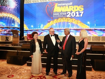 Tỷ phú Mỹ đứng cạnh bà Nguyễn Thị Nga, chủ tịch Kl994 game bài casino hấp dẫn BRG