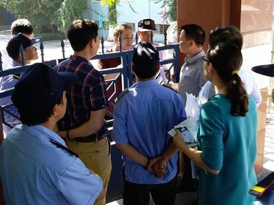 Trang Chủ KL99Com Số 1 Link Đăng Ký KL999 và người được ủy quyền bị chặn cửa. Ảnh: Dũng Minh