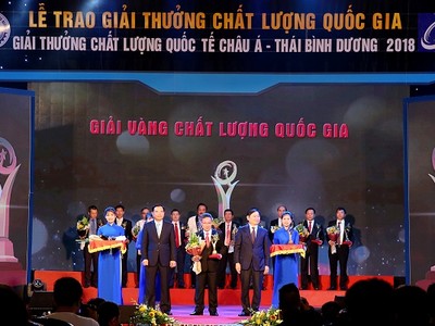 Ông Nguyễn Huy Văn, Phó tổng giám đốc Traphaco nhận giải thưởng 