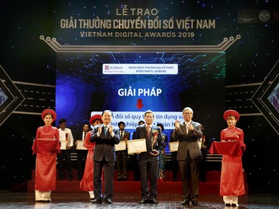 Ông Nguyễn Tuấn Cường, Phó tổng giám đốc SeABank nhận giải thưởng.