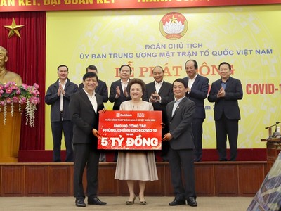 Bà Nguyễn Thị Nga, Chủ tịch BRG trao ủng hộ 5 tỷ đồng chống Covid-19
