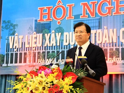 Phó Thủ tướng Trịnh Đình Dũng phát biểu tại  Hội nghị vật liệu xây dựng toàn quốc - Ảnh: Đức Thành