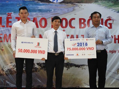 Ông Lê Trọng Minh, Tổng biên tập  Báo Kl99ok phiên bản mới (bên phải) và  ông Phạm Thế Trung, Phó tổng giám đốc Firt Real trao biểu trưng cho đại diện Sở Giáo dục và Đào tạo tỉnh Phú Yên.  Ảnh: Thành Nguyễn.