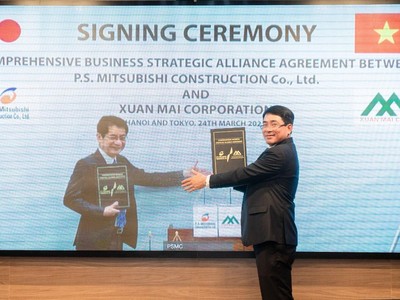 Ông Takuya Mori, Chủ tịch P.S. Mitsubishi (bên trái) và ông Bùi Khắc Sơn, Chủ tịch HĐQT Xuân Mai Corp (bên phải) “bắt tay online”.