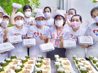 Các tình nguyện viên bếp "Việt Nam ơi cố lên!" ở Bình Tân chuẩn bị các suất từ thiện cho cộng đồng.