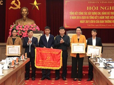 Lãnh đạo Ban Thường vụ Tỉnh ủy trao cờ thi đua cho các tập thể có thành tích 5 năm xây dựng chi, đảng bộ trong sạch vững mạnh. Ảnh: Internet.
