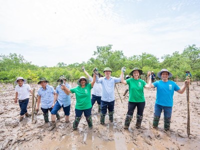 Bà Kanni Wignaraja (thứ 4 từ trái qua) tham gia trồng rừng ngập mặn. Ảnh: UNDP.
