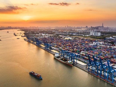 "Khối ngoại" có sản lượng thấp hơn nhưng lại chiếm tới 75% doanh thu trên thị trường logistics. Ảnh: Shutterstock.