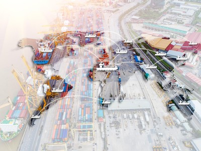Xung đột giữa Nga – Ukraine vô hình chung đã tái định hình dòng chảy dầu thô trên toàn cầu, làm thay đổi các tuyến đường vận chuyển. Ảnh: Shutterstock.