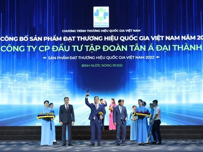 Đại diện Kl994 game bài casino hấp dẫn Tân Á Đại Thành tại Lễ công bố sản phẩm đạt Thương hiệu quốc gia Việt Nam lần thứ 8. 