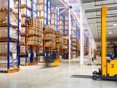 Thương mại điện tử phát triển cũng thúc đẩy nhu cầu về kho lạnh và kho lưu trữ hàng hoá. Ảnh: Shutterstock.