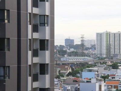 Người dân TP.HCM ngày càng khó mua nhà do giá cao. Ảnh: Bình Minh.