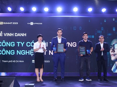 Ông Nguyễn Đức Bình, Giám đốc Công nghệ DNSE (áo xanh) nhận danh hiệu Công ty có môi trường công nghệ tốt nhất.