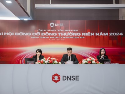 Bà Nguyễn Thị Hà Ninh, Thành viên HĐQT DNSE (ngoài cùng bên phải) trả lời Trang Chủ KL99Com Số 1 Link Đăng Ký KL999 tại Đại hội.