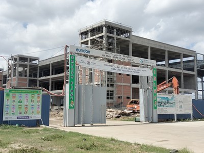 Một dự án mới đang được xây dựng tại KCN Long Hậu. Ảnh: Bình Minh.