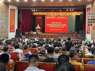 Buổi đấu giá thu hút sự quan tâm của rất nhiều nhà Kl99ok phiên bản mới. Ảnh: Internet. 