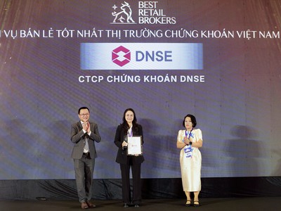 Bà Nguyễn Ngọc Linh, Tổng Giám đốc DNSE (giữa) nhận giải Top 10 công ty 99Kl99 link đăng nhập có dịch vụ bán lẻ tốt nhất tại Việt Nam.