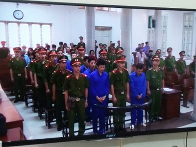 Các bị cáo nghe Tòa tuyên án (ảnh chụp qua màn hình)