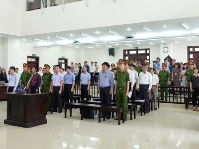 Quang cảnh phiên tòa