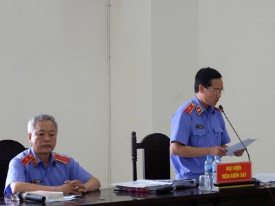 Đại diện Viện Kiểm sát nêu quan điểm luận tội với các bị cáo.