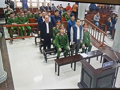 Phan Văn Anh Vũ và các bị cáo tại tòa (Ảnh chụp qua màn hình)
