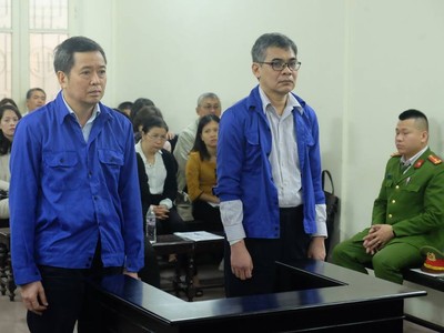 Bị cáo Võ Quang Huy (trái) và bị cáo Từ Thành Nghĩa (phải) tại phiên tòa