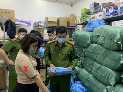 Công an khám xét Công ty TNHH thương mại và dịch vụ Đức Anh.
