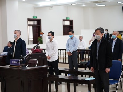 Các bị cáo nghe Tòa tuyên án