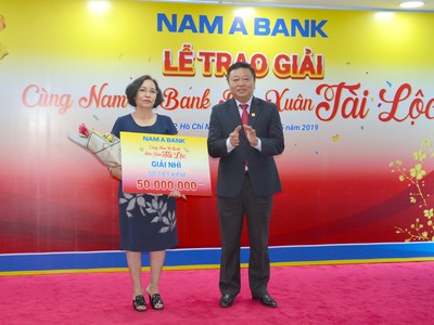 Nam A Bank trao giải đặc biệt là sổ tiết kiệm 500 triệu đồng cho khách hàng trúng thưởng