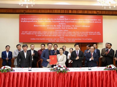 Bà KhamChanh - Thứ trưởng Bộ Kế hoạch và Kl99ok phiên bản mới nước CHDCND Lào và ông Nguyễn Minh Tín - Đại diện TTCA đã tiến hành ký kết về việc TTCA chính thức được tô nhượng thêm 3.127 ha đất